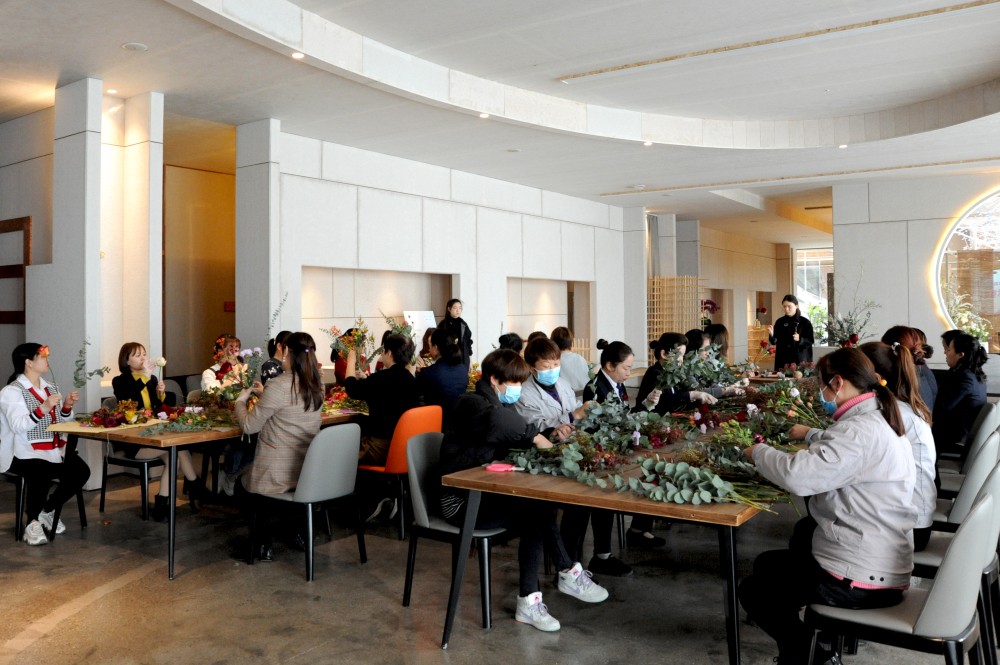 鮮花點綴節(jié)日|洛陽開元集團“三八節(jié)插花藝術”活動