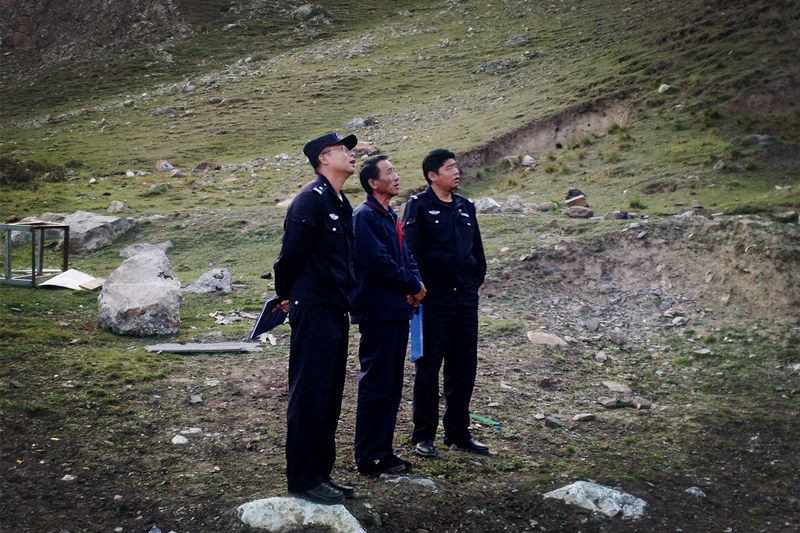 興?？h公安局治安大隊到銅鑫公司例行安全專項檢查